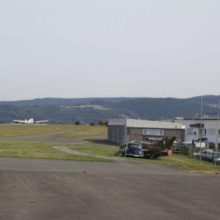 Blick nach Norden mit Gebäuden der Luftsportgemeinschaft - Verkehrslandeplatz Bayreuth in der ErlebnisRegion Fichtelgebirge